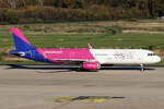 Wizz Air Airbus A321-231 HA-LXN rollt zum Start in Köln 3.11.2024