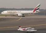 Klein trifft gro...whrend im Hintergrund der A330 von Emirates beschleunigt, rollt die kleine Beechcraft zur Startbahn. Das Foto stammt vom 08.10.2007