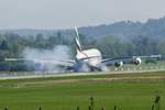 A380-861 (A388) A6-EUC der Emirates am 15.9.18 beim aufsetzen in Zürich.