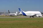 Airbus Industrie Airbus A300F4-608ST Beluga F-GSTA und Singapore Airlines Airbus A380-841 F-WWSG c/n 45. wird 9V-SKJ in XFW Hamburg Finkenwerder , am 27,08,09