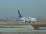 Boing 737 der Westjet nach der Landung auf dem Flughafen von Saskatoon am 07.04.2011