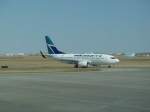 Die Westjet Boeing 737-700 nach ihrer Landung am 18.04.2012 in Saskatoon.