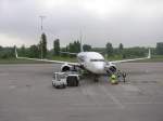 Eine Ryanairmaschine aus Hahn ist am Flughafen Berlin - Schnefeld bereitsgelandet. Mittlerweile wird schon das Gepck abgeholt. 17.05.08!