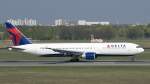 Delta 767-332 (N181DN) beim Start in Berlin Tegel (15-4-2009)