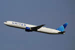 United Airlines, Boeing B 767-424ER, N66051, BER, 20.03.204