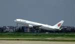 B767 der AirChina beim Start vom Flughafen Shanghai