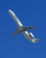 Embraer ERJ-145 der Alitalia ist soeben in VIE von der Piste 11 gestartet und macht einen steilen Linksbogen nach Sden!