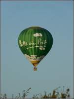 Heiluftballon mit  Bitte ein Bit  Werbung fhrt langsam nach oben. Fhren 21.08.2010.