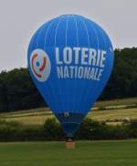 . LX-BLN, Heißluftballon mit der Werbung für die Loterie Nationale, ist an einem Hang in einer Viehweide nahe Wiltz gelandet. 20.06.2015