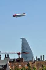 Edelweiss Zeppelin überfliegt den neuen Roche Tower in Basel. Die Aufnahme stammt vom 10.07.2015.