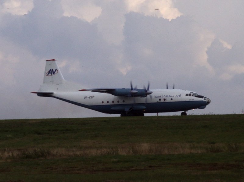 UR-CBF fhrt zur Startbahn